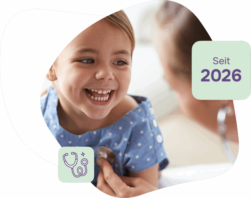 Die Kinderpraxis Ein lächelndes Kind in einem blau gepunkteten Krankenhauskittel wird in der Kinderpraxis von einem Arzt auf seinen Herzschlag untersucht. Der überlagerte Text lautet "Seit 2026" neben einem Stethoskop-Symbol. Kinderarzt Braunschweig Schlosscarree